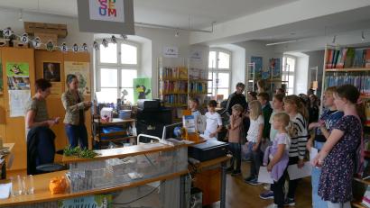 Bild: Stadtbücherei Kemnath/exb
Katharina Hage (Zweite von links) überreichte die Urkunden an die Mädchen und Jungs, die am Sommerferien-Leseclub teilgenommen haben.