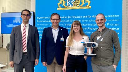 Bild: Luca Hajek/exb
Hellmut Fröhlich vom Bayerischen Finanz- und Heimatministerium, Tobias Hammerl, Michaela Stauber und Julian Moder (von links) beim Tag der bayerischen Regionen in Nürnberg.