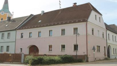 Bild: pi
Das jahrhundertealte Gebäude in der Hauptstraße 17 soll saniert werden. Voraussetzung ist die Bereitstellung der beantragten Fördermittel.