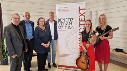 Bild: Karin Rückerl/exb
Freuen sich über gelungene Veranstaltung: (von links) Manfred Strigl, Michael Gradl und Johanna Löw, Wolfgang Göldner, sowie die Sängerinnen Magdalena und Marina.