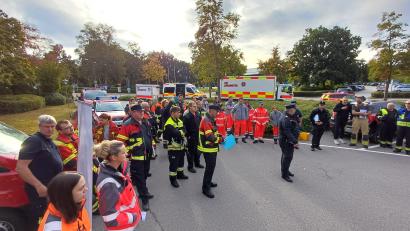 Bild: Kreisbrandinspektion im Lkr.SAD/exb
Auf dem Parkplatz am Landratsamt treffen sich die Hilfskräfte zur Abmarschbesprechung.