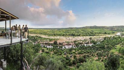 Bild: South African Tourism/dpa
Eine Terrasse und ein Ausblick auf die Ebene: Die Provinz Limpopo ist nach dem gleichnamigen Fluss benannt. Sie liegt im Norden Südafrikas und beheimatet Teile des Kruger-Nationalparks.