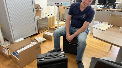 Bild: Heike Unger
Wahlamtsleiter Martin Schafbauer mit dem verschollenen Wahlkoffer, den er zufällig vor einer Woche bei der Fundsachen-Auktion im Rathaus entdeckt und "zurückersteigert" hat.