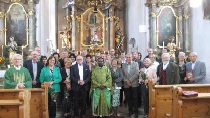 Bild: gm
In der Nikolauskirche in Pittersberg findet ein Gottesdienst für die Ehejubilare aus der gesamten Pfarreiengemeinschaft statt. Ihnen gratulieren Ruhestandspfarrer Josef Beer (links) und Priester Sagayaraj Lourdusamy (Mitte).