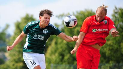 Archivbild: Schrems
Pascal Höcht (links) im Kopfballduell: Der SV Mitterteich will in Forchheim den Sieg über den starken SC 04 Schwabach bestätigen.