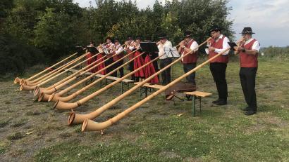 Bild: wmr
Die Großkonreuther Alphornbläser gestalteten die Andacht bei der Lourdes-Grotte in Großbüchlberg.