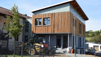 Bild: bnr
Noch sind nicht alle Arbeiten am neuen Landkinderhaus in Trausnitz abgeschlossen. Mit Beginn des neuen Schuljahres konnten bereits die ersten KInder einziehen.