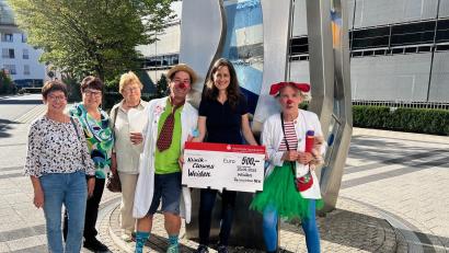 Bild: Eva Rauch/exb
Marianne Lebegern, Christina Rosner, Gabriele Hagemann, Klinik-Clown „Dr. Beppo“, Susanne Reithmayer und Klinik-Clown „Frau Dr. Trudi Eierfleck" (von links) bei der Spendenübergabe.