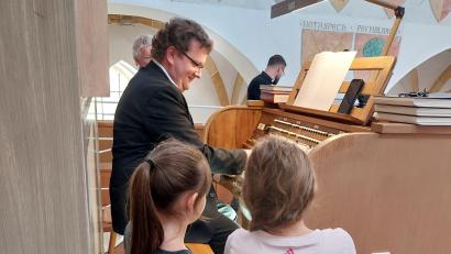 Bild: Theresia Otterbein/exb
Ein spezielles Orgelkonzert für Kinder gibt Regionalkantor Jan Blahuta in der Klosterkirche Sankt Petrus in Kastl.