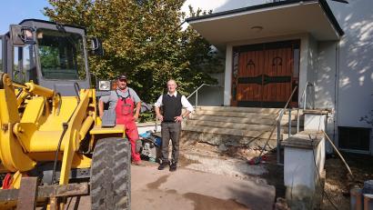 Bild: wku
Pfarrer Heinrich Arweck und ein Bauarbeiter vor der Kirchentreppe der Auferstehungskirche, die renoviert werden muss und in Zukunft Namen von Ambergern zieren wird.