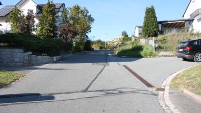 Bild: bjp
Steil bergauf geht es dort, wo die Sonnenstraße (rechts) in die Hochstraße einmündet. An dieser Stelle soll die Hochstraße künftig vorfahrtsberechtigt werden, um den Richtung Norden Fahrenden das Anhalten und Am-Berg-Anfahren zu ersparen.