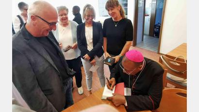 Bild: gz
Bischof Beatus erfüllt viele Autogrammwünsche.