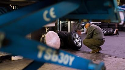 Bild: Alexander Heinl/dpa
Räderwechsel in der Werkstatt: Spätestens vor dem ersten Schneefall sollte das erledigt sein.