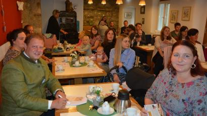 Bild: jr
Zum ersten Neugeborenenempfang nach Corona hatte die Stadt Mitterteich ins Marktcafé des Mehrgenerationenhauses eingeladen. Mit dabei waren auch Bürgermeister Stefan Grillmeier (links) und die ehrenamtliche Familienbeauftragte Sabine Frank (rechts).