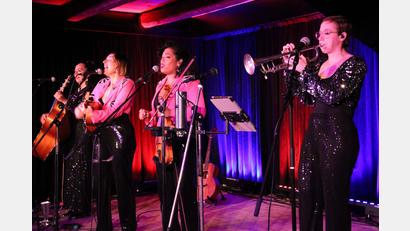Bild: prh
Die Latin-Grammy-Award-Gewinnerinnen "Flor de Toloache" begeistern mit ihrem ersten Konzert auf ihrer Europa-Tournee auf dem Schafferhof mit musikalischer Virtuosität und Stimmgewalt.