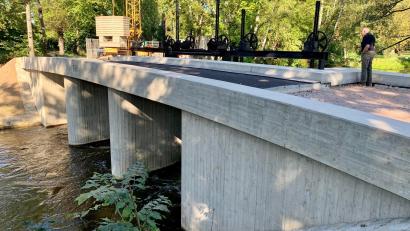 Bild: Gabi Schönberger
Endlich fertig? Leider nein. Die Brücke am Stadtbad-Wehr in Weiden dürfte erst im November für den Verkehr freigegeben sein.