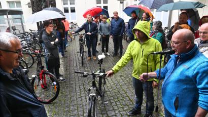 Bild: gf
Auktionator Peter Weigl (rechts) pries die zur Versteigerung stehenden Gegenstände an.