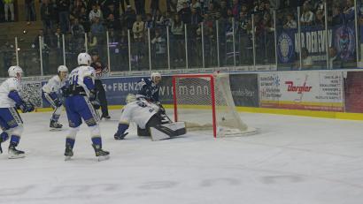 Bild: Elke Englmaier
Das 1:0 für die Blue Devils durch Kurt Davis (blaues Trikot).