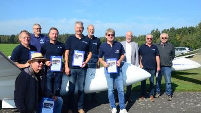 Bild: Kunz
Aero-Club-Vorsitzender Josef Mensing (Zweiter von rechts) ehrt die erfolgreiche Bundesligamannschaft im Segelfliegen. .