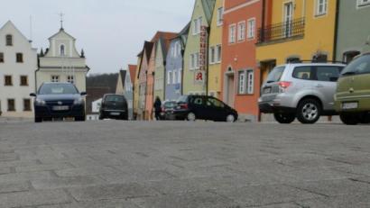 Archivbild: Gabi Schönberger
Über die Verantwortung für Schäden am Stadtplatz Neustadt streiten drei Parteien.