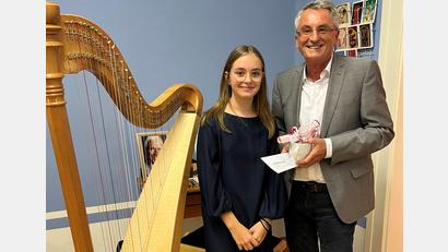 Bild: Prögler/exb
Bürgermeister Ludwig Prögler dankt der jungen Harfinistin Pia Franziska Pfeiffer für ihr gelungenes Konzert.