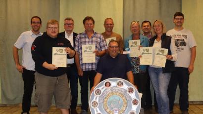 Bild: mfh
Ein Teil der Gewinner des Dorfkönigschießens und Vorstandsmitglieder der Zimmerstutzen-Schützengesellschaft: (von links) Martin Partsch, Florian Garreis, Bürgermeister Michael Göth, Günther Mutzbauer, Tobias Pröls, Dorfkönig Thomas Fischer (sitzend), Irmi Kaufmann, Zweiter Bürgermeister Günter Koller, Heike Graf, und Markus Rupprecht.
