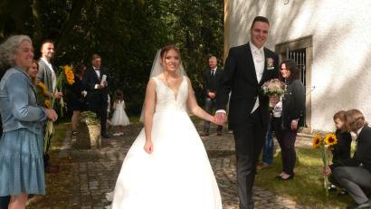 Bild: mh
Sophie Nickl und Michael Ruhland geben sich das Jawort.