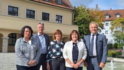 Bild: Fabian Polster/Landratsamt Tirschenreuth/exb
Die beiden Jubilare zusammen mit dem Landrat und Vertretern der Personalverwaltung und des Personalrats. Von rechts: Landrat Roland Grillmeier, Helga Söllner, Michaela Plonner, Personalchef Walter Brucker und Personalratsvorsitzende Ramona Wiesent.