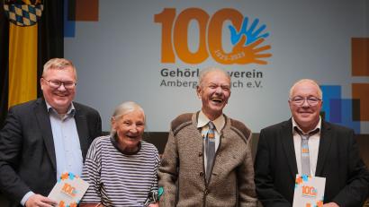 Bild: Wolfgang Steinbacher
Im Amberger Kongresszentrum feierte der Gehörlosenverein sein 100-jähriges Bestehen. Oberbürgermeister Michael Cerny (links) und Vorsitzender Peter Bayerschmidt (rechts) ehrten Charlotte Zapf für 70 Jahre und Reinhold Wittmann für 50 Jahre Mitgliedschaft.