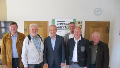 Bild: fg
Die Gebietsverkehrswacht Hirschau/Schnaittenbach ehrt verdiente Mitglieder (von links): Martin Meier (langjähriger stellvertretender Vorsitzender), Hubert Ritz (seit 2008 Vorsitzender), Bezirksvorsitzender Gernot Schötz, die Bürgermeister Hermann Falk (Hirschau) und Marcus Eichenmüller (Schnaittenbach) sowie Beisitzer Johann Wagner.