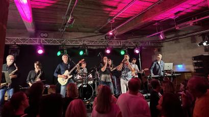 Bild: Stefanie Gradl
Die Band Intermezzo bietet den vielen Besuchern bei „Live aus der Burg Dagestein“ eine grandiose Show.