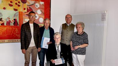 Bild: ds
Für 25 Jahre Mitgliedschaft nahmen Doris Sperber und Hans Übelacker Urkunde und Anstecknadel von Kreisvorsitzender Marianne Kies-Baldasty, Vorsitzendem Hans Ludwig und Bürgermeister Peter Achatzi (von rechts) entgegen.