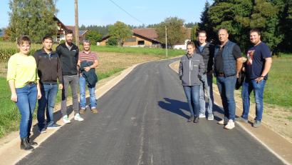 Bild: amö
Eine Kommission begutachtete die Sanierung. Im Bild von links: Bürgermeisterin Sonja Meier, Benjamin Zwack, Benedikt Hutzler, Planer Martin Dunst, Bauleiterin Kerstin Koch, Michael Wagner, Helmut Seebauer von der gleichnamigen Baufirma und Matthias Schiffl vom Amt für Ländliche Entwicklung.