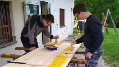 Bild: Schützenverein Michelfeld/exb
Mitglieder streichen die Tür der neuen Trockentrenntoilette des Michelfelder Schützenvereins. Er gehörte zu den Nutznießern des Regionalbudgets der Frankenpfalz im Jahr 2023.