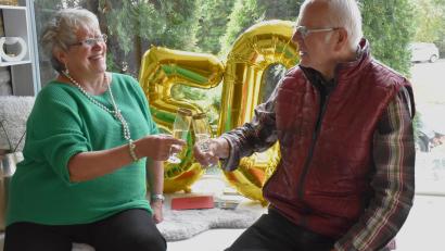 Bild: ubb
Heidi und Bernd Körner sind seit 50 Jahren verheiratet. Das Jubelpaar genehmigte sich am frühen Morgen ein Glas Sekt zum Anstoßen. Gefeiert wurde nachmittags mit der Familie.
