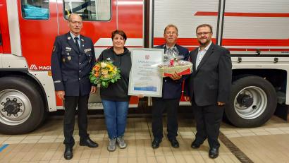 Bild: Gemeinde Kastl bei Kemnath/exb
Kreisbrandmeister Alois Schindler (links) und Bürgermeister Hans Walter dankten Ludwig Kugler (mit Ehefrau Daniela, von rechts) für seinen jahrzehntelangen Einsatz bei der Feuerwehr.