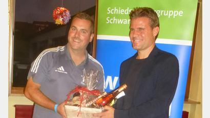 Bild: mad
Obmann Stefan Mehrl freute sich sichtlich, dass WM-Schiedsrichter Felix Brych (rechts) die Einladung zum Schiedsrichter-Jubiläum angenommen hatte. Als kleine Geste überreichte er ein Präsent.