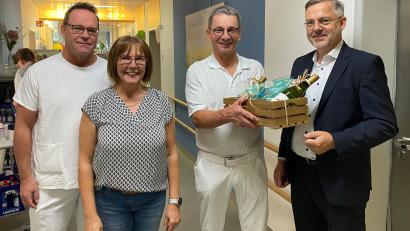 Bild: Kliniken Nordoberpfalz, Michael Reindl/exb
Nach fast 20 Jahren als Chefarzt geht Dr. Eberhard Müller (Zweiter von rechts) in den Ruhestand. Zur Verabschiedung sind viele Kolleginnen und Kollegen aus dem Klinikum Weiden gekommen, darunter auch Ärztlicher Direktor Prof. Dr. Christian Paetzel (links), die langjährige Chefarztsekretärin Beate Renger und KNO-Vorstand Michael Hoffmann (rechts).