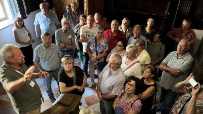 Bild: Grabinger/exb
Interessiert lauschten die Fahrtteilnehmer den spannenden Ausführungen des Gästeführers über das Schloss Klenova.