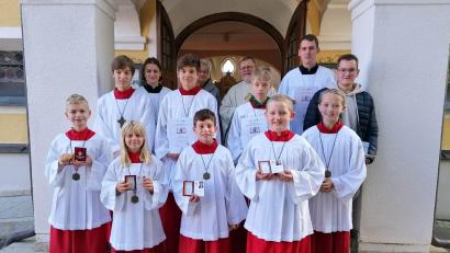 Bild: Pfarrei Herz Jesu Pechbrunn/exb
Neue Ministranten begrüßte die Pfarrei Herz Jesu, weitere wurden für langjährigen Dienst ausgezeichnet und teils auch verabschiedet. Im Bild die Messdiener mit Pfarrer Robert Ploß (hinten rechts) und Pfarrgemeinderätin Birgit Kosalla (hinten, Mitte).