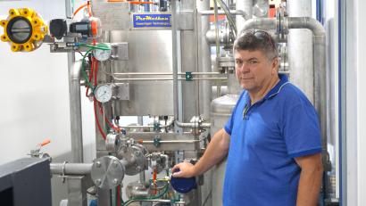 Bild: jut
Der Tirschenreuther Unternehmer Robert Völkl steht in der von ihm gebauten Anlage, die Biogas reinigt und verflüssigt, damit es dann als Kraftstoff für Lastwagen oder Traktoren nutzbar ist.