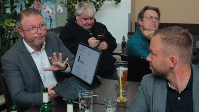 Bild: Wolfgang Steinbacher
Bei der Wahlparty der Freien Wähler diskutiert Hans-Martin Grötsch (links) gemeinsam mit Bernhard Heinisch (rechts) und weiteren Partei-Mitgliedern über das Wahlergebnis.