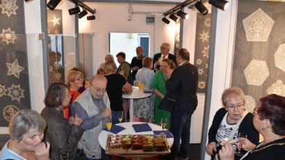 Bild: Stadt Schönsee/exb
Im Klöppeltrafo in Schönsee wird die Ausstellung "Sternenzauber" eröffnet.