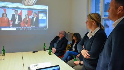 Bild: Stephan Huber
Wahlparty wäre das falsche Wort - Ergebnis-Entgegennahme passt eher. Landtagskandidat Uwe Bergmann (rechts) und Bezirkskandidatin Simone Böhm-Donhauser (Zweite von rechts) im SPD-Büro in Amberg.