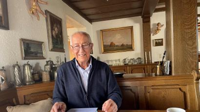 Bild: fphs
Heinz Dreher beim Aktenstudium zu Hause. Seit 50 Jahren ist er in der Kommunalpolitik tätig.