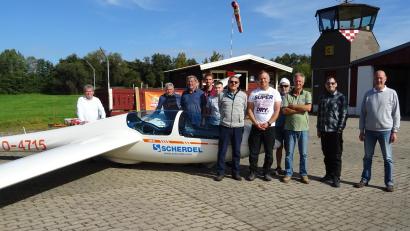 Bild: Werner Kusa/exb
Mit Sebastian Söllner (Fünfter von rechts) freuen sich (vorne, von links) Fluglehrer Bernd Hilpert, Fluglehrer Reinhardt Sommerer, Prüfer Hubertus Steinerstauch, Ausbildungsleiter Michael Kusa und weitere Fliegerkameraden.