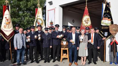 Bild: bö
Knifflige Aufgaben haben die Pilsheimer Feuerwehrleute zu erfüllen, bis das erlösende "Bestanden" kommt. Dann zapft die Pilsheimer Festmutter Michaela Fischer das mitgebrachte Fass Naabecker Bier gekonnt an.