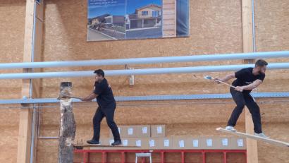 Bild: pop
Ein Wettbewerb im Sportholzfällen mit Disziplinen aus Stihl-Timbersport, begleitet vom Mitarbeiter der Zimmerei Fischer, Bauleiter und deutschem Vizemeister Peter Bauer (links).