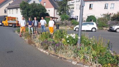 Bild: Stadt Marktredwitz/exb
Stadtgärtner Manuel Küspert, Karin Pitzl und Thomas Pitzl, Bauamtsleiter Stefan Büttner sowie Stadtgärtner Wolfgang Frank-Feist freuen sich über die bunt blühende Verkehrsinsel.