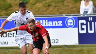 Archivbild: A. Schwarzmeier
Felix Diermeier (rechts, im Spiel gegen den FC Tegernheim) erzielte in Lam den Ausgleich für den SC Luhe-Wildenau. Der Mittelfeldspieler hatte bereits eine Woche vorher zum 1:1 gegen den TSV Kareth getroffen.